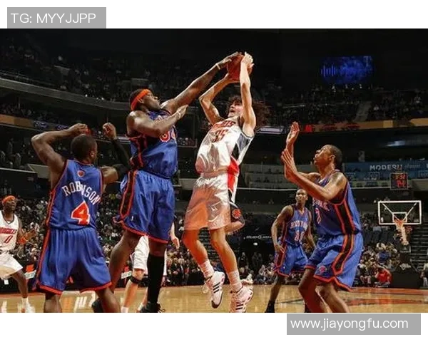 尼克斯与山猫激战正酣NBA赛场精彩瞬间回顾与分析